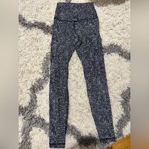 Lululemon Speckled Leggings – Gym & Everyday Wear
Size 4